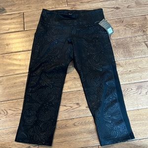 NWT Old Navy active mid rise fitted crop size M